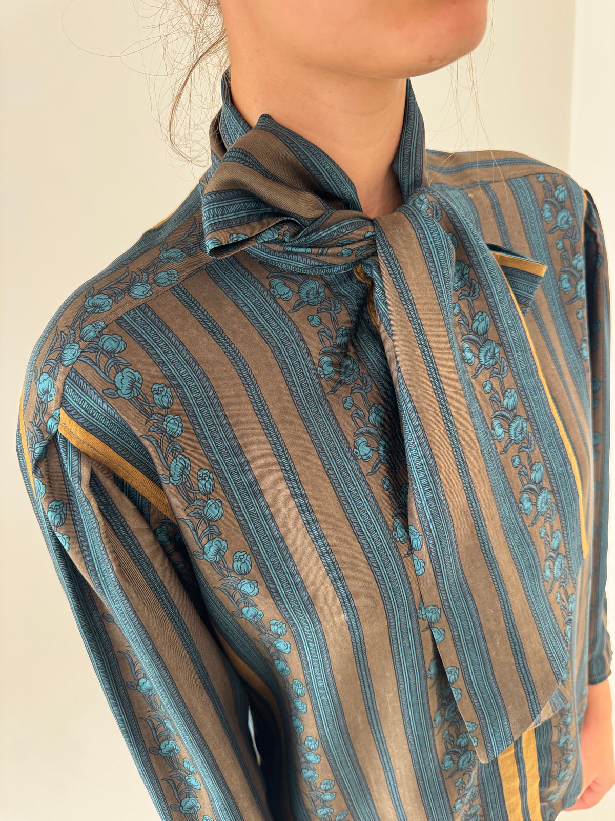Cămașa de brand luxury din twill gros de mătase naturală în culori superbe cu panglică