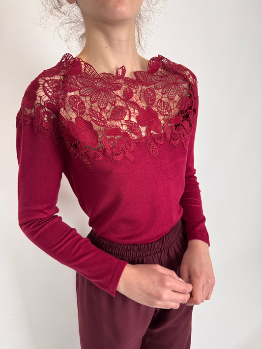 Bluză burgundy cu aplicație masivă de dantelă macrame