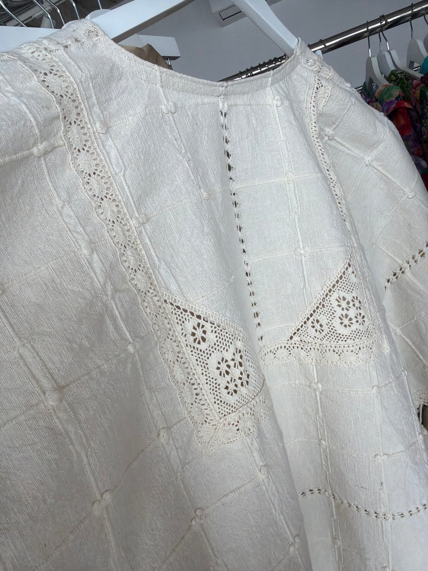Tunica din pânză lucrată manual cu franjuri, macrame si decorațiuni din lemn