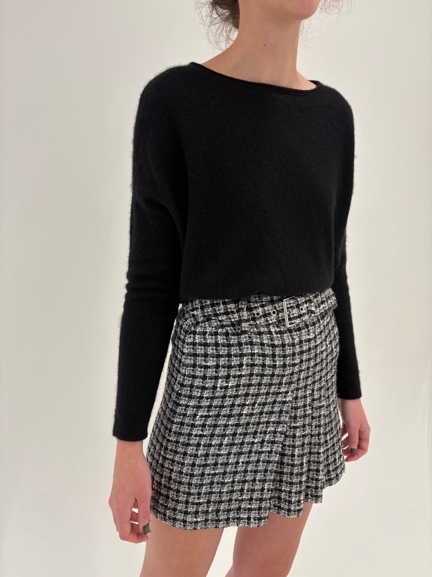Deux piece in stil Chanel din tweed de lana alb negru cu fusta mini plisată