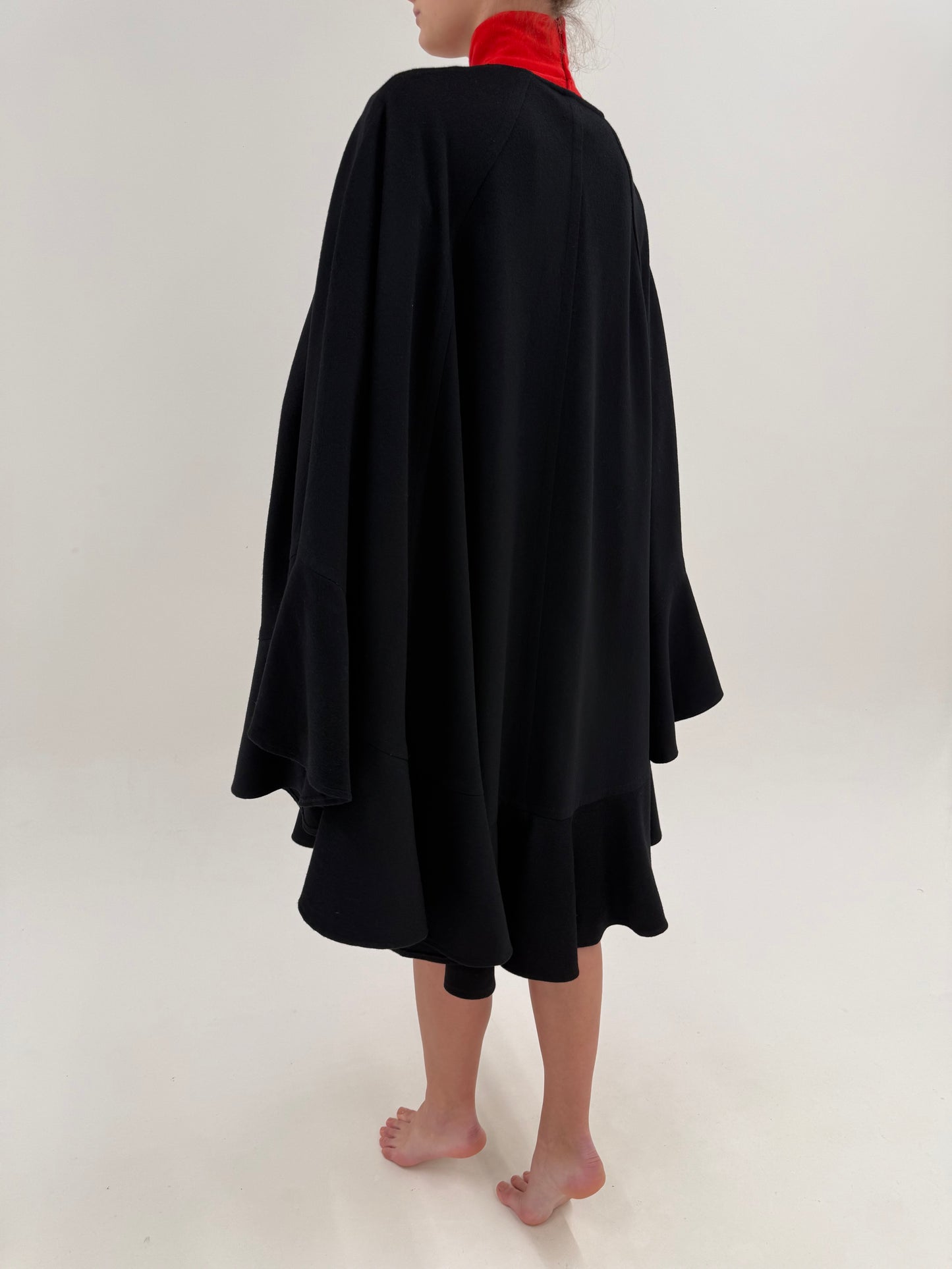 Capa nouă neagră italiană din lanita extrafina de la zi la seară