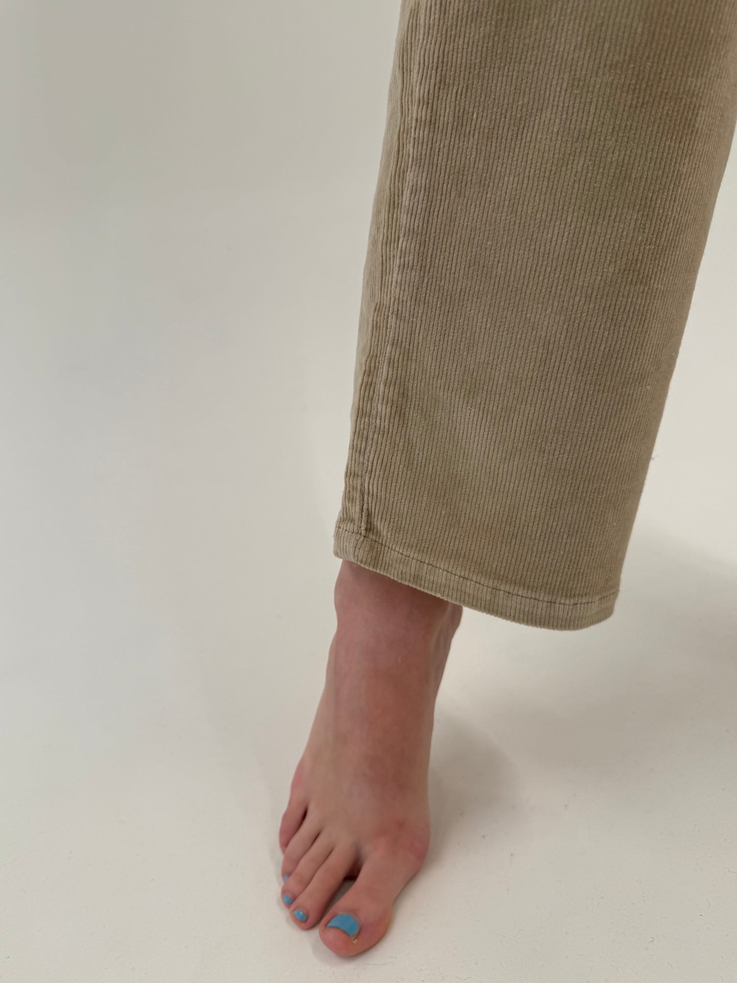 Pantaloni italienești light nude din corduroy modelator