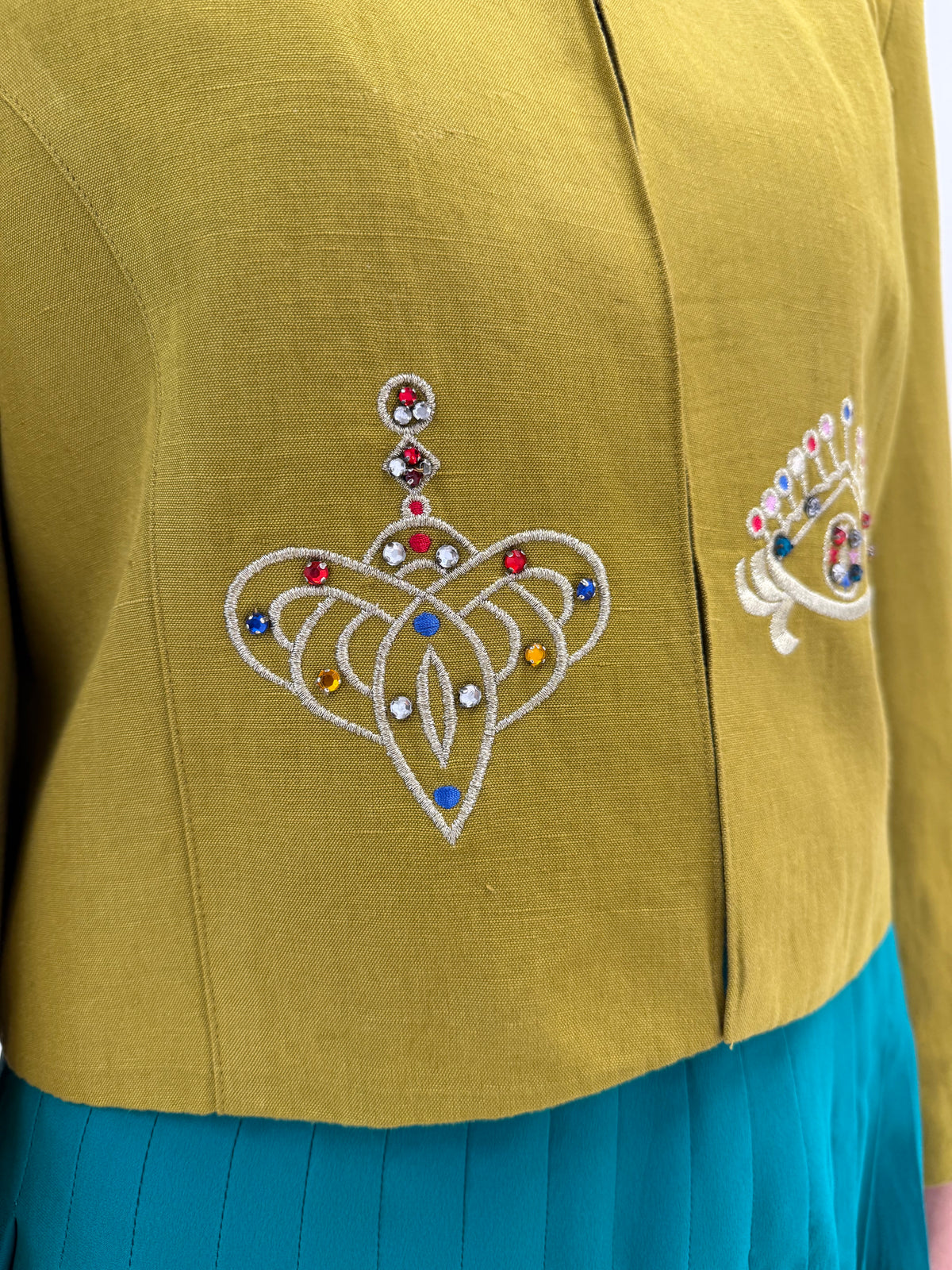 Sacou vintage cu broderie și aplicații în croi minimalist mustard green