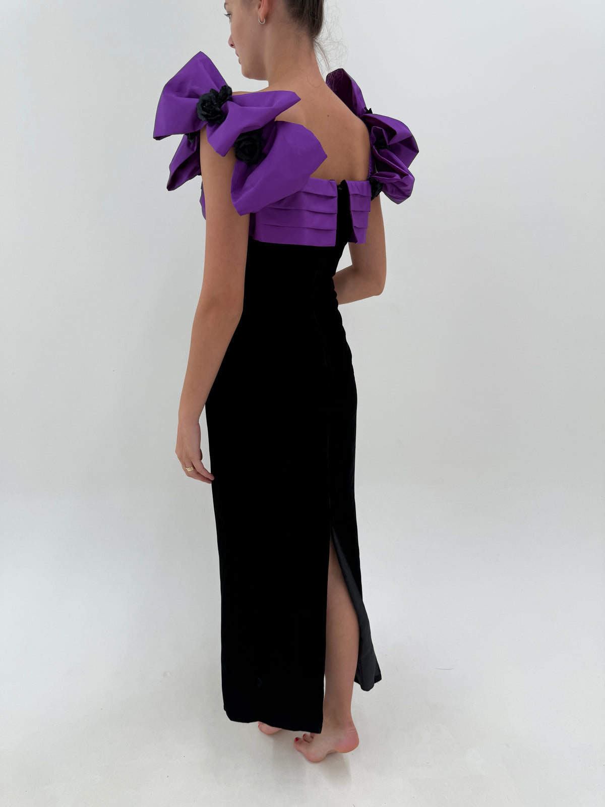 LBD maxi spectaculoasă în croi ultra elaborat din catifea cu volume superbe