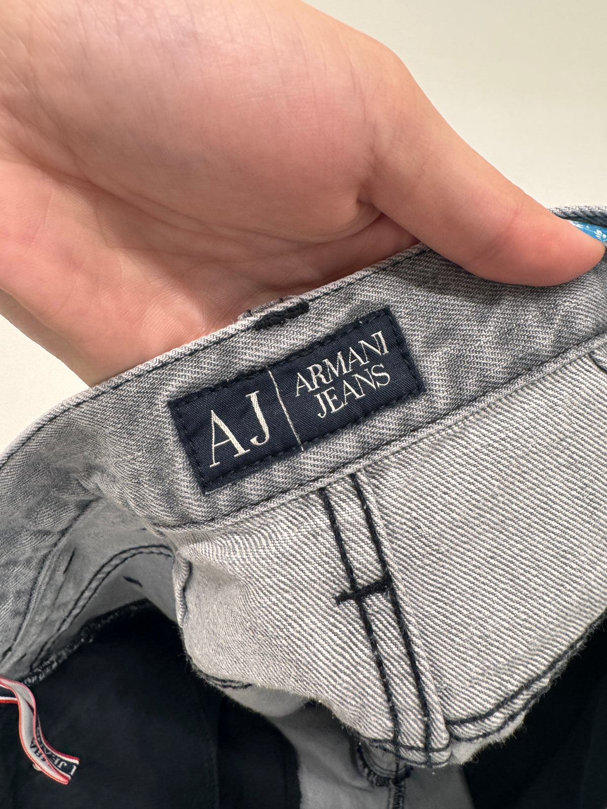 Pantaloni scurti Armani din jeans ultra confort în croi lung