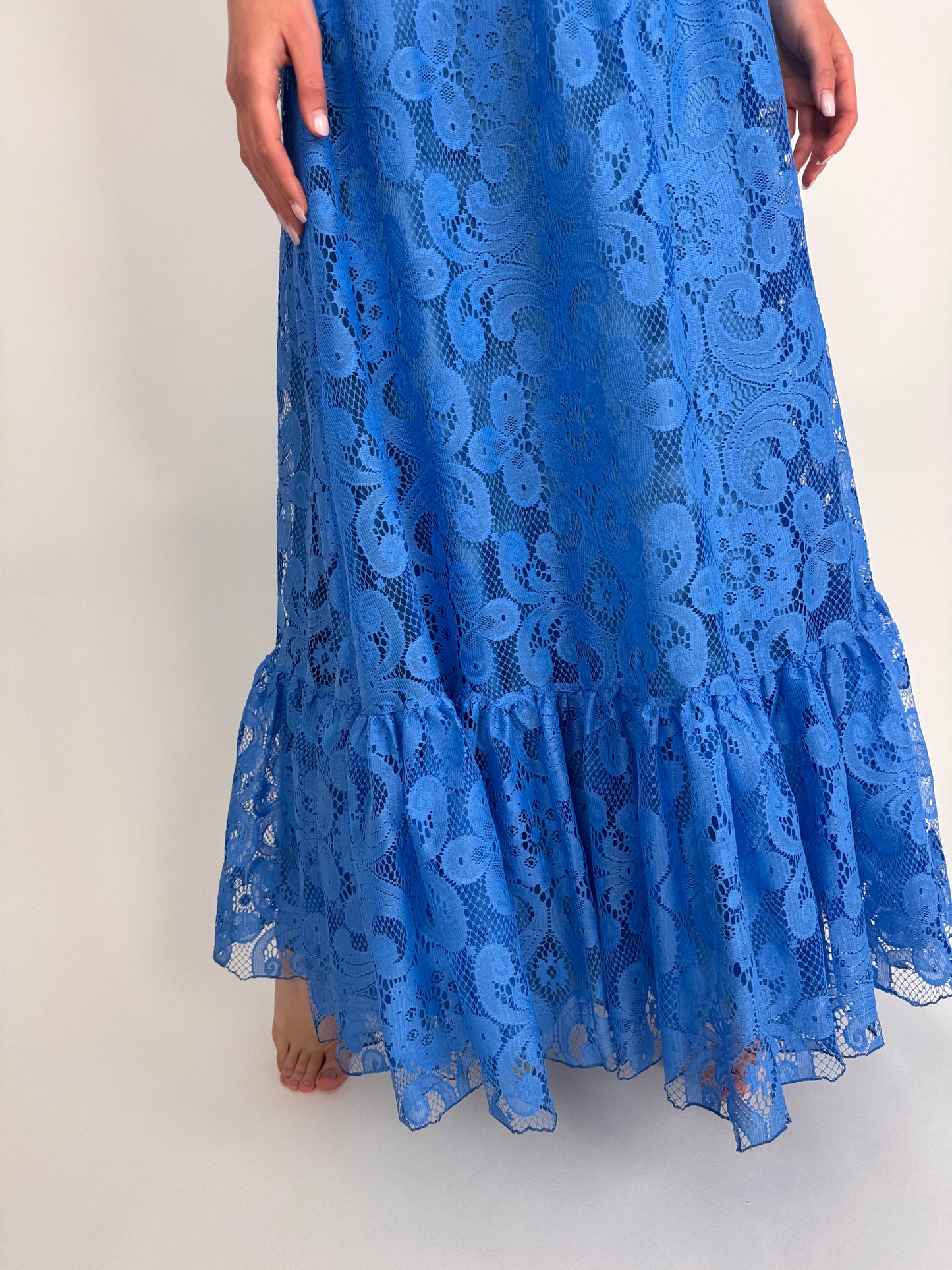 Rochie maxi tall albastru ciel din dantelă cu talie marcată