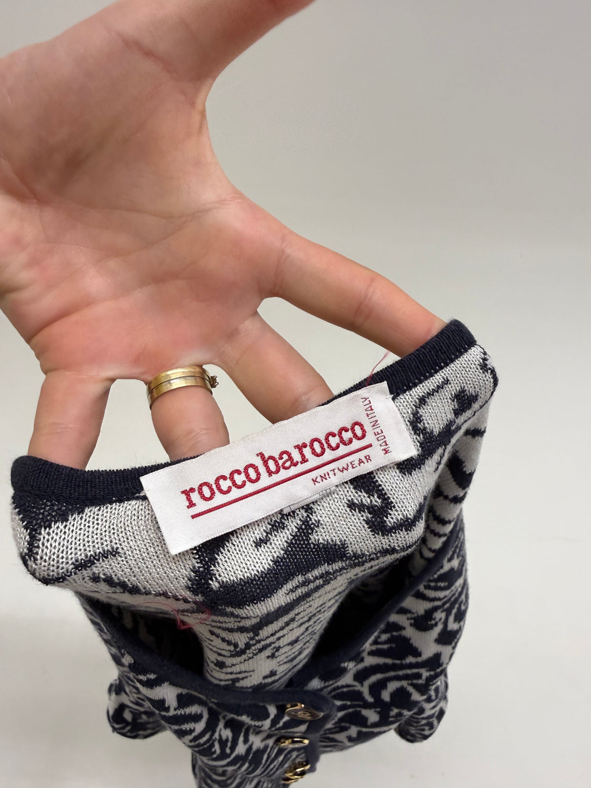 Jacheta Rocco Barocco din tricot gros dublu și print floral Navy stilizat