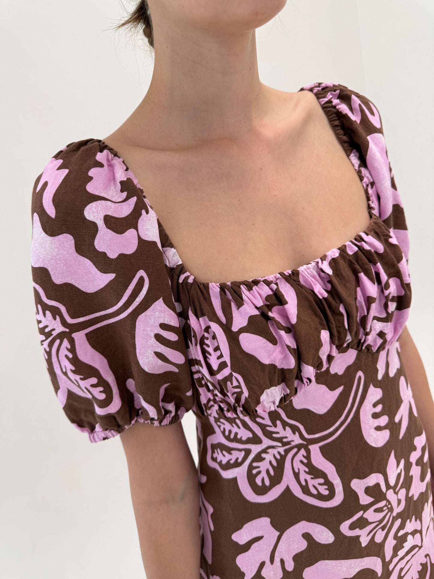 Rochie vintage maxi chocolate brown cu print roz din in cu bust drapat reglabil