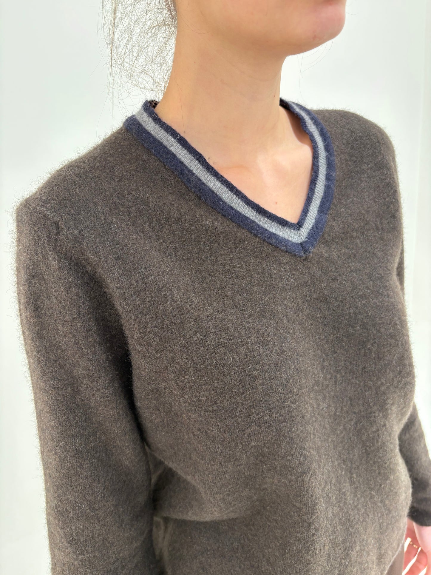 Pulover dark chocolate brown Hugo Boss din lana extrafina în anchior