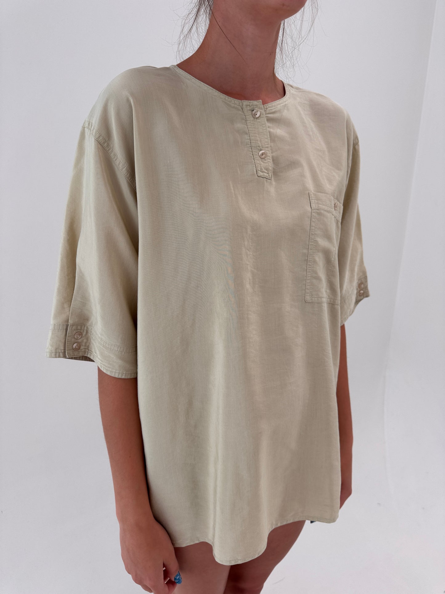 Tricou camel din mătase naturală în croi retro modern