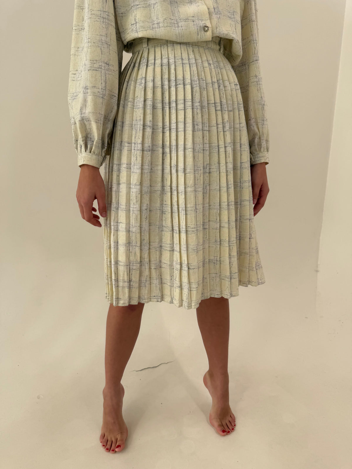 Deux piece din lana extrafina cu fustă plisată midi și cămașă în croi retro modern