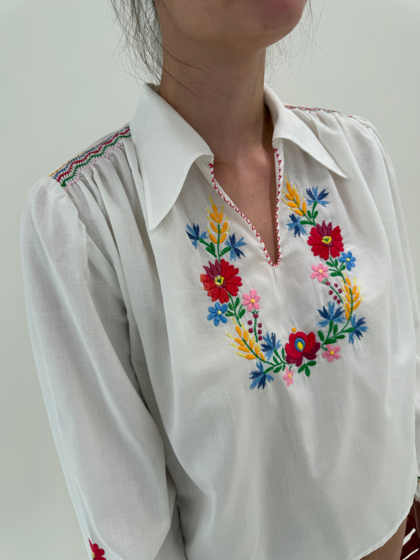 Cămașa vintage cu broderie manuală superbă în croi amplu