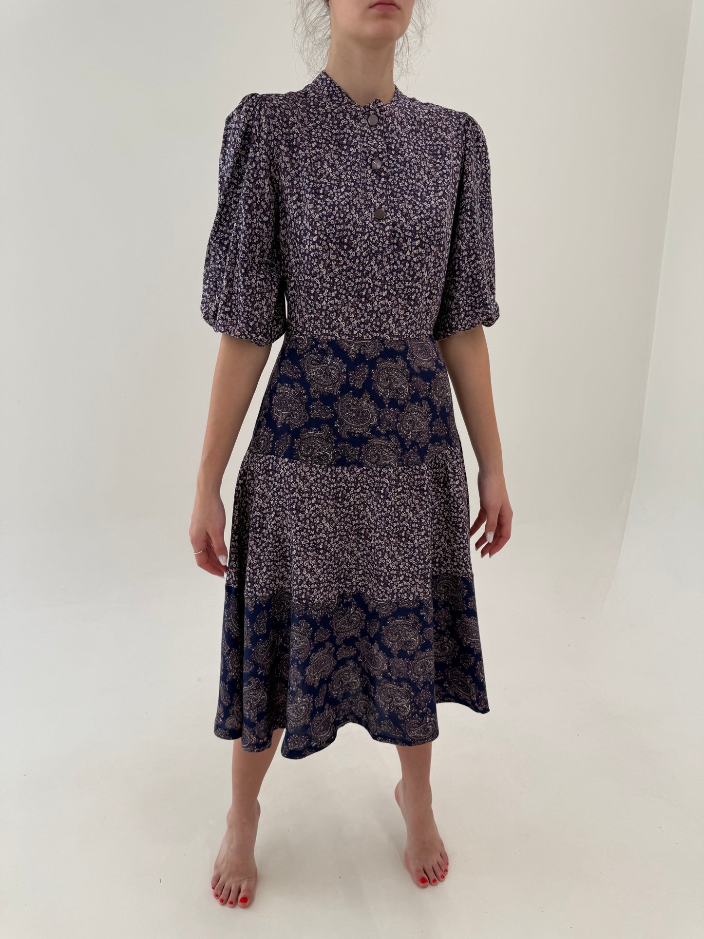 Rochie vintage cu mâneci ușor bufante și talie ultra înaltă marcată