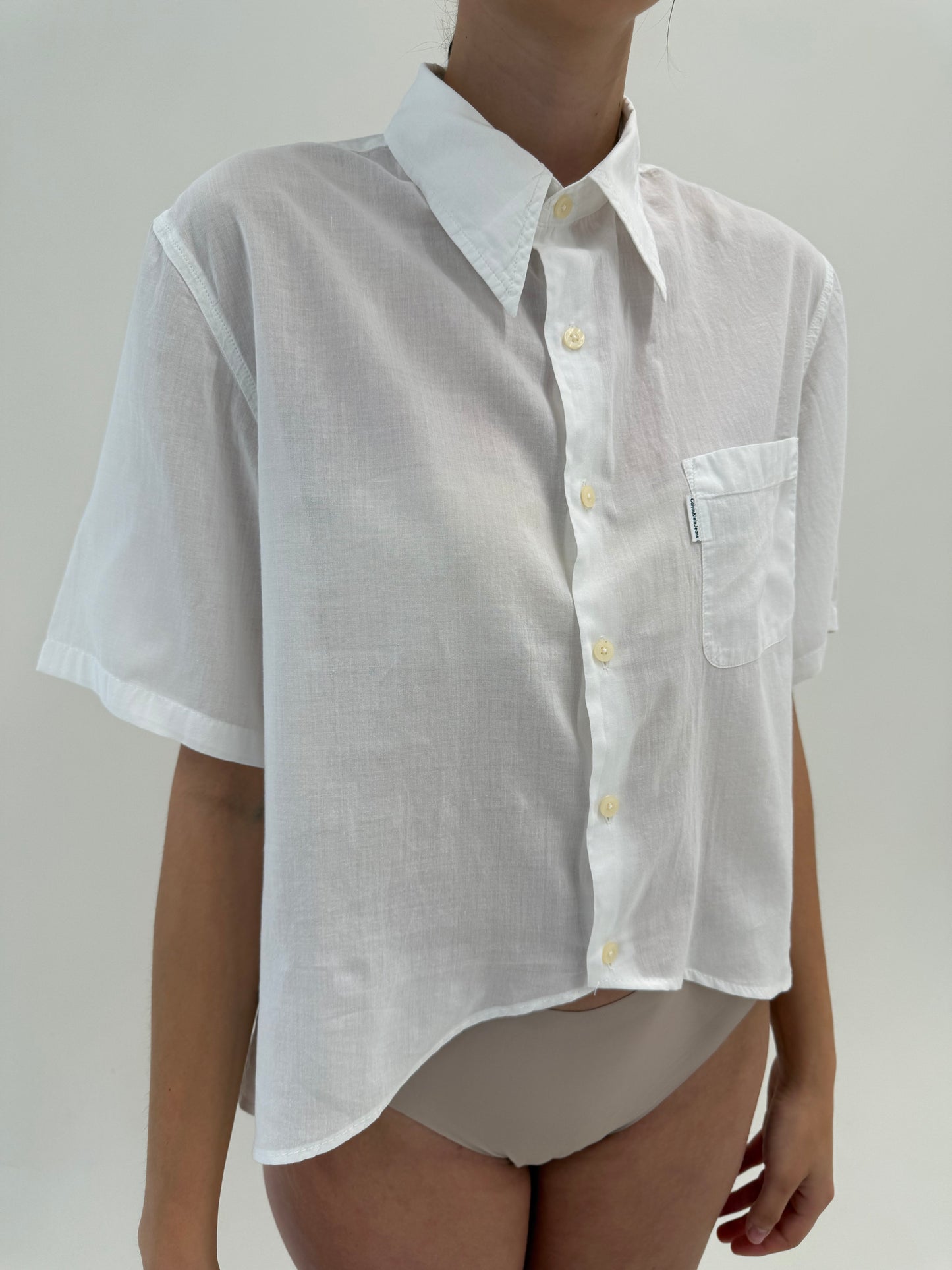 Cămașa vintage de brand din panzica de bumbac în croi asimetric retro modern