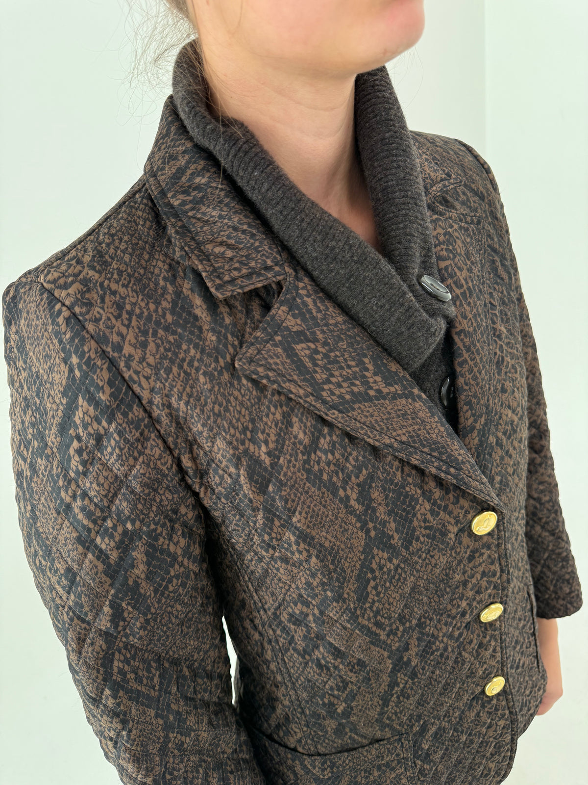 Geaca maltasata animal print chocolate brown cu negru și feronerie aurie