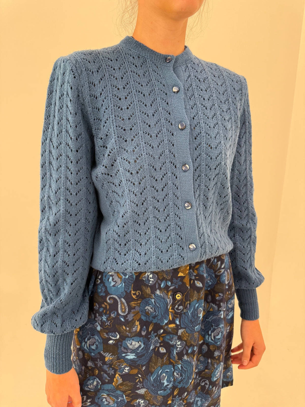 Cardigan vintage jeans blue din lana extrafina cu mânecă amplă și manșetă