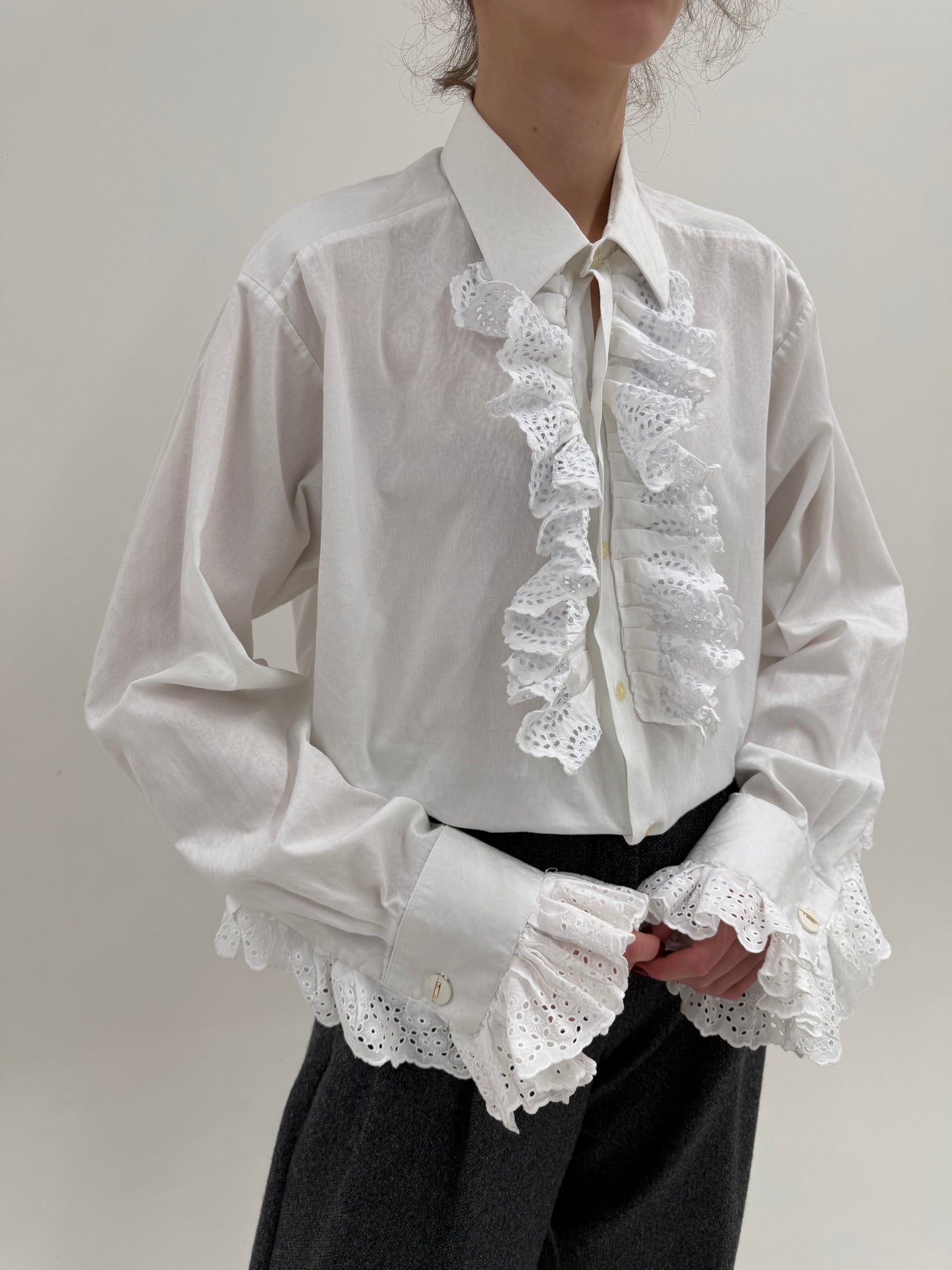 Cămașa tall cu jabou cu inserții din dantelă cu manșete ultra înaltă și volane