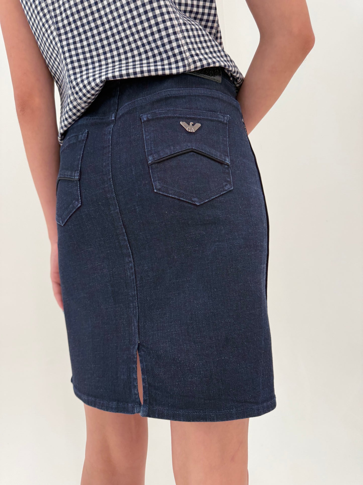 Fustă ultra confort Armani din jeans dark wash in croi clasic atemporal
