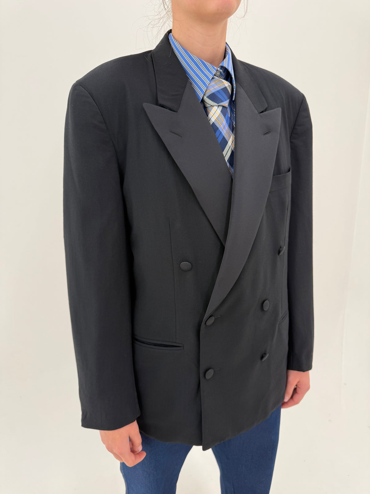 Sacou tuxedo negru de brand luxury cu revere late satinate și închidere dublă