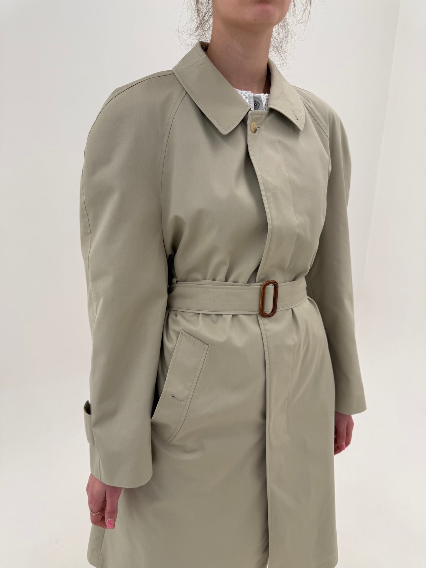 Trench vintage în culoare clasică și croi super revenit în trend din gabardină impermeabilă