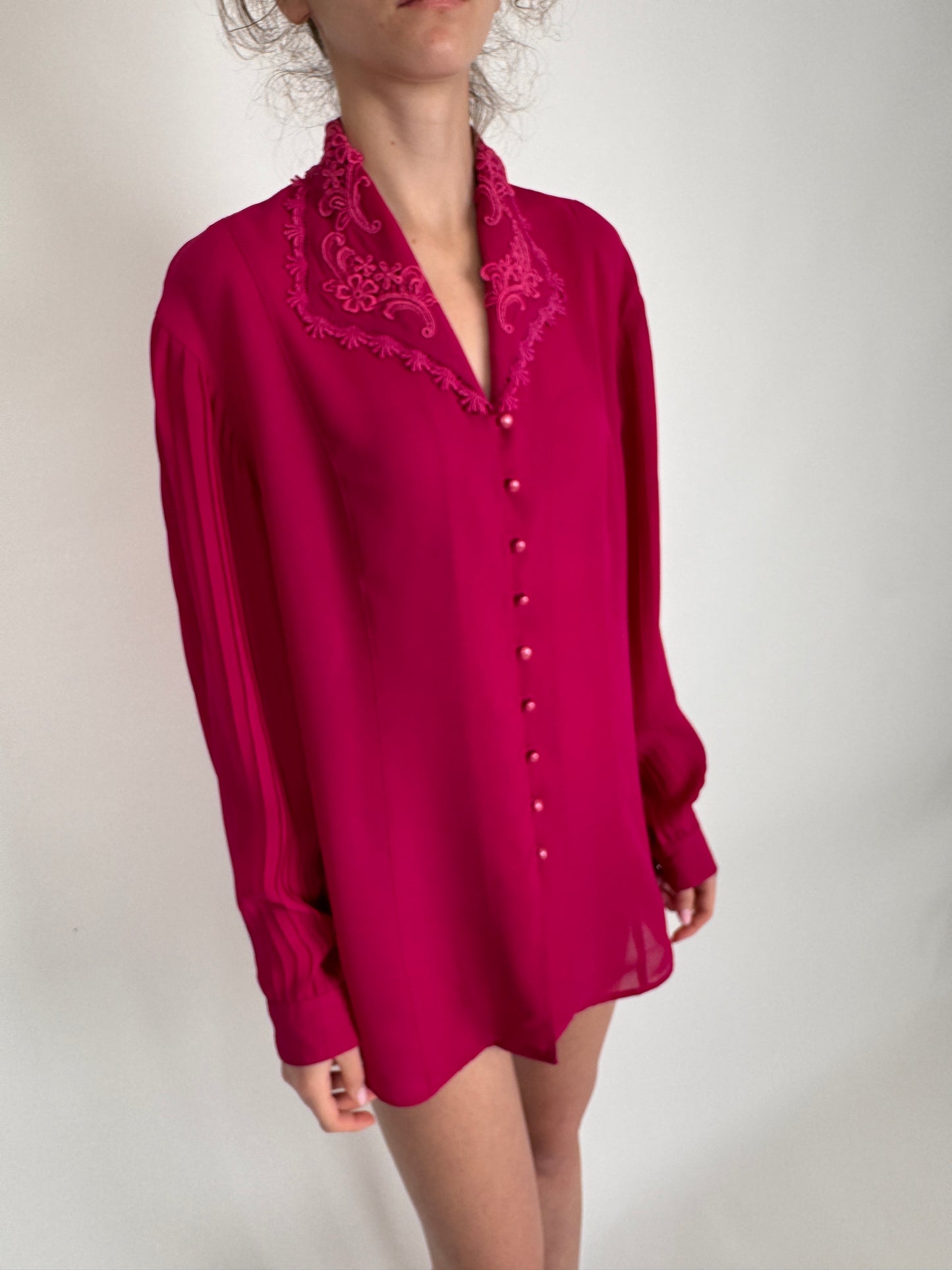 Cămașa viabtge fucsia cu aplicații de dantelă macrame