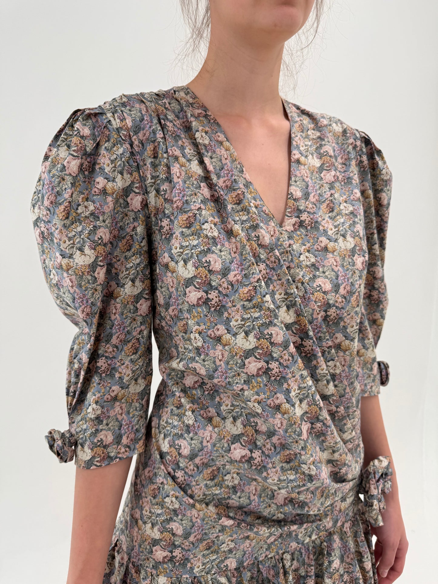 Rochie vintage cu talie căzută și print floral în nuanțe dusty superbe