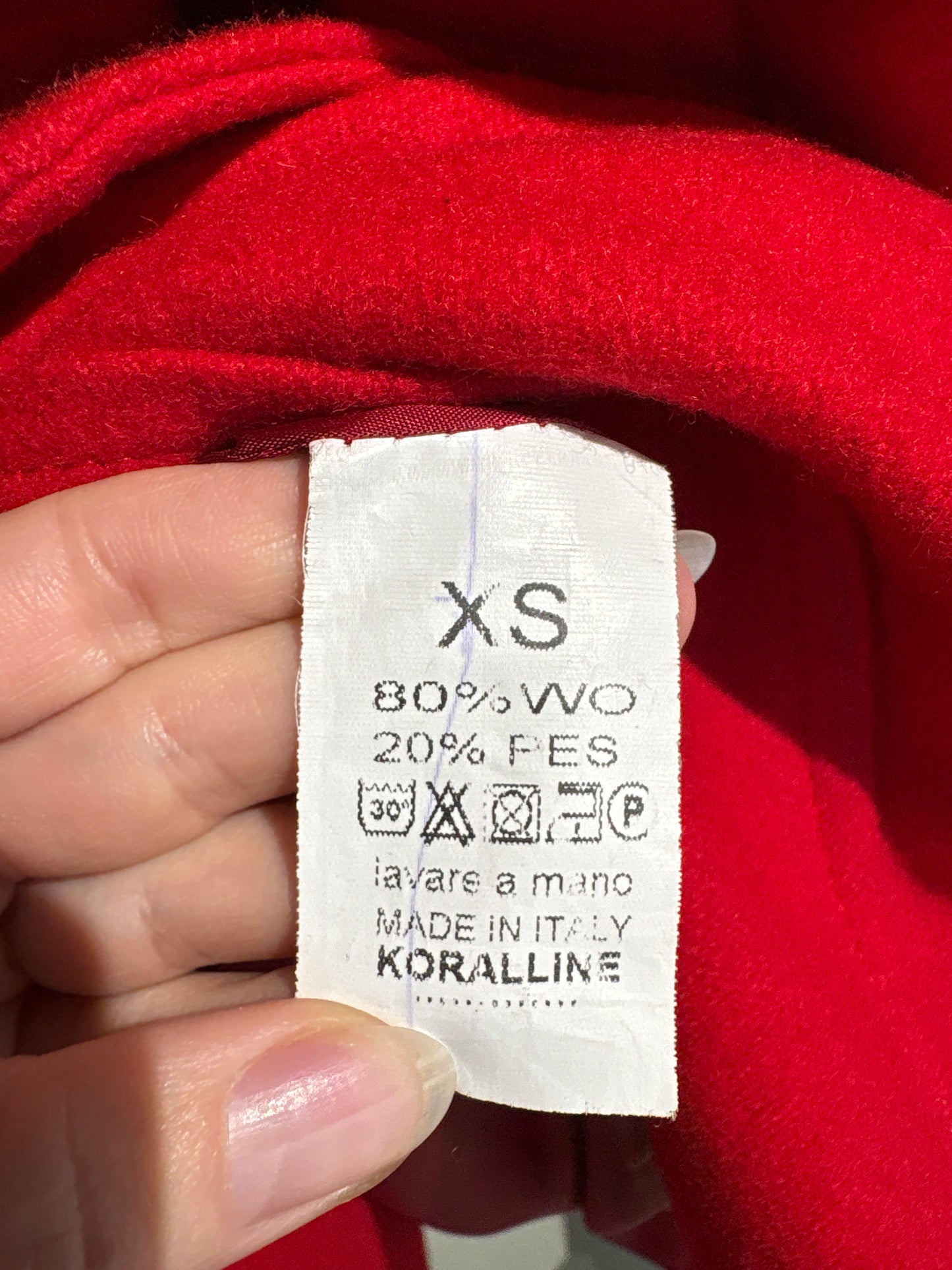 Palton cherry red din stofă ușor structurată cu închidere dublă