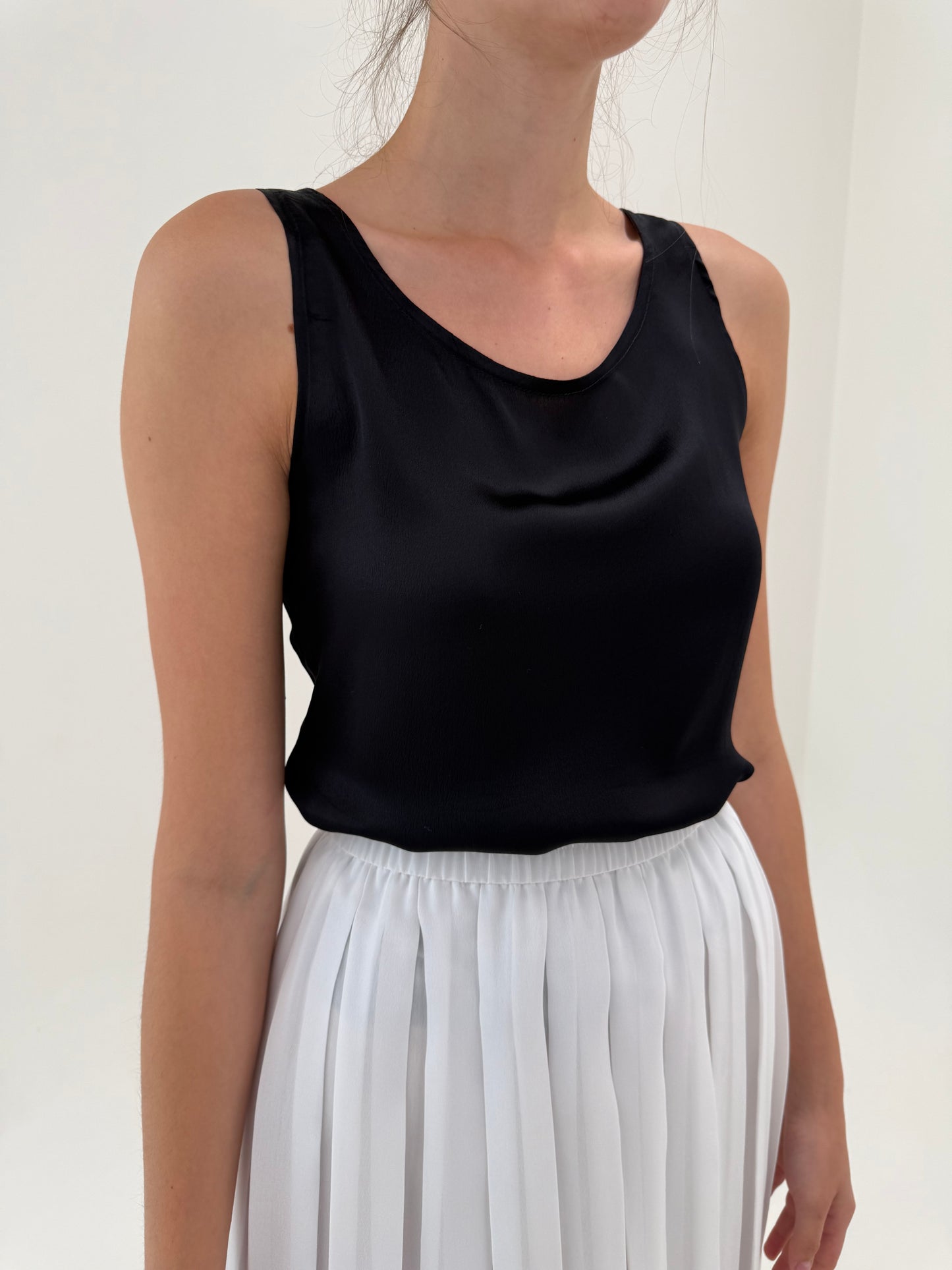 Top negru din mătase naturală în croi minimalist