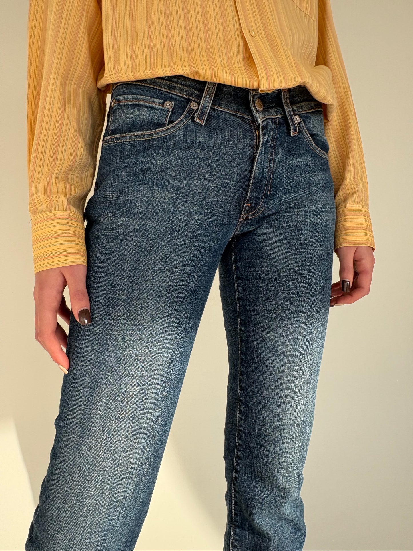 Jeans Levi’s bootcut classic wash in croi super revenit în trend