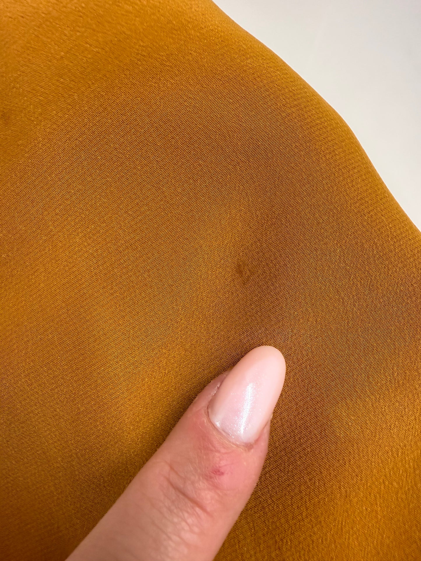 Top mustard yellow din mătase naturală în croi minimalist