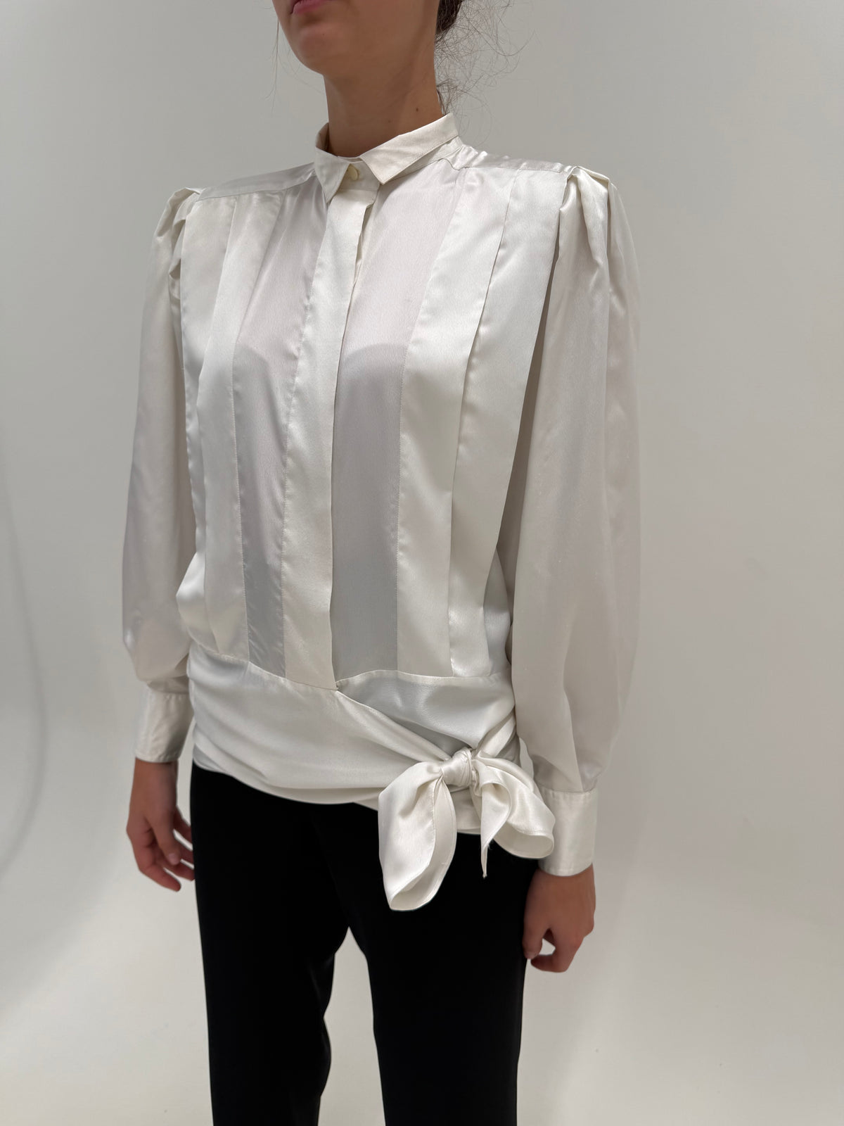 Cămașa old vintage anii 70 Pierre Cardin in croi reintrat în trend din satin gros