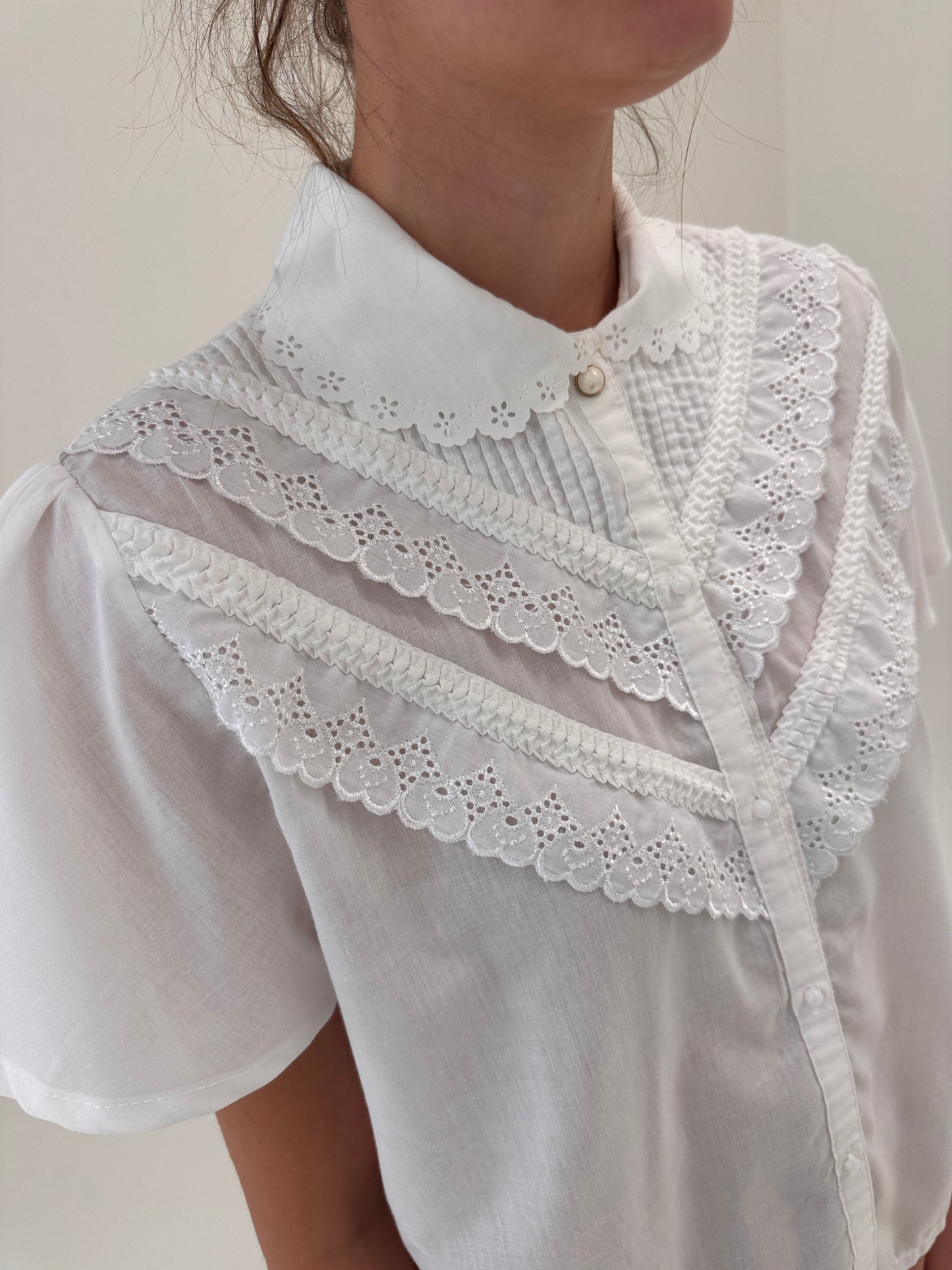 Cămașa vintage cu broderie anglaise și guler Peter Pan din panzica de bumbac