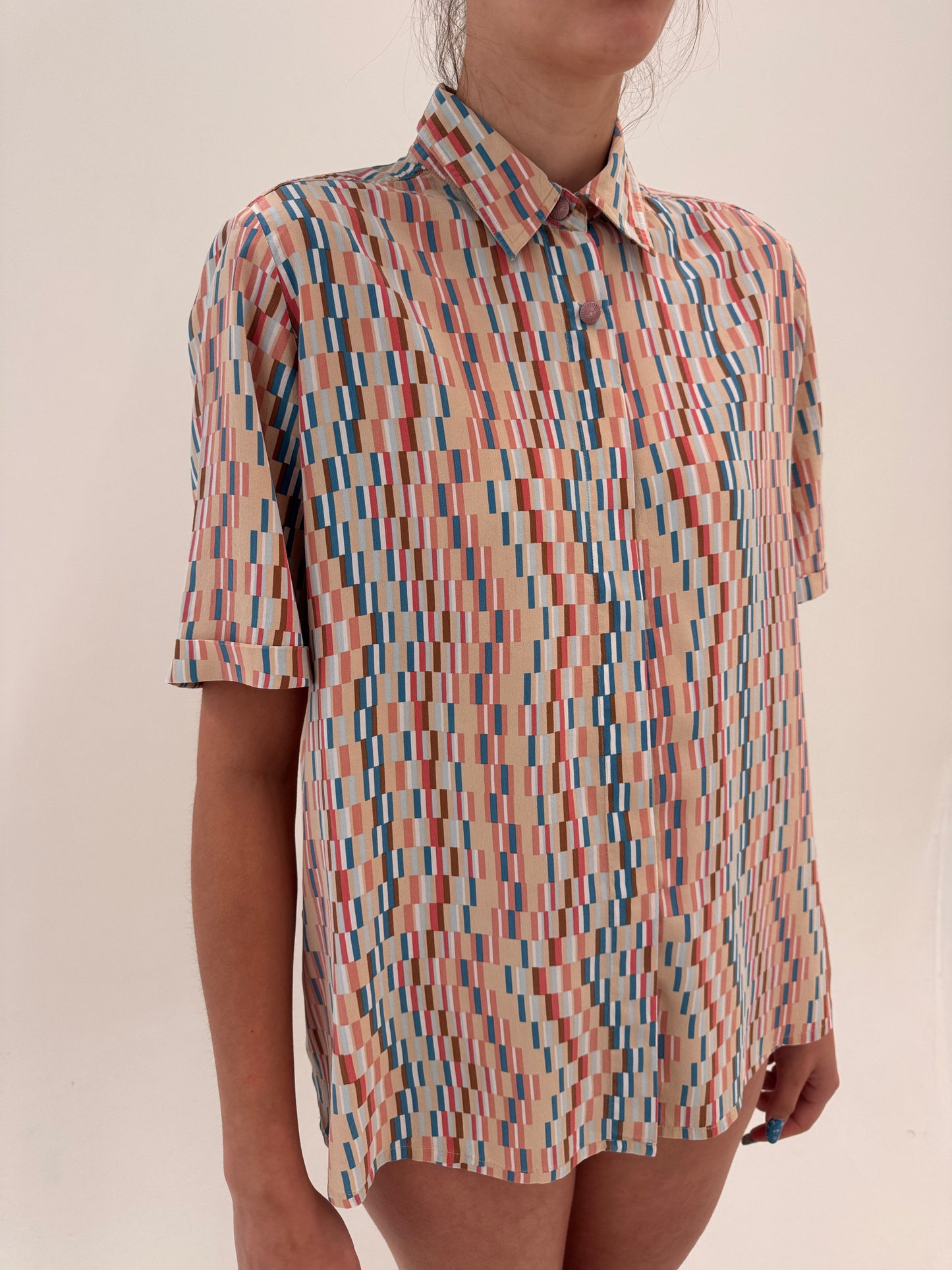 Cămașa din mătase naturală cu print geometric în combinație superbă de culori