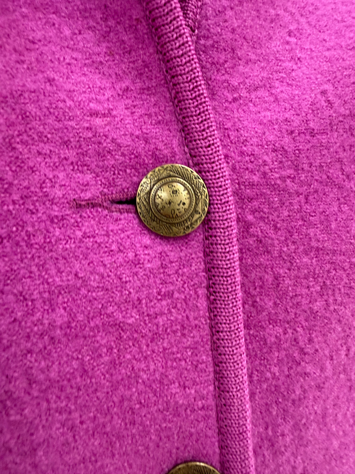 Jacheta cambrata din boiled wool fucsia in croi feminin cu broderie și nasturi metalici