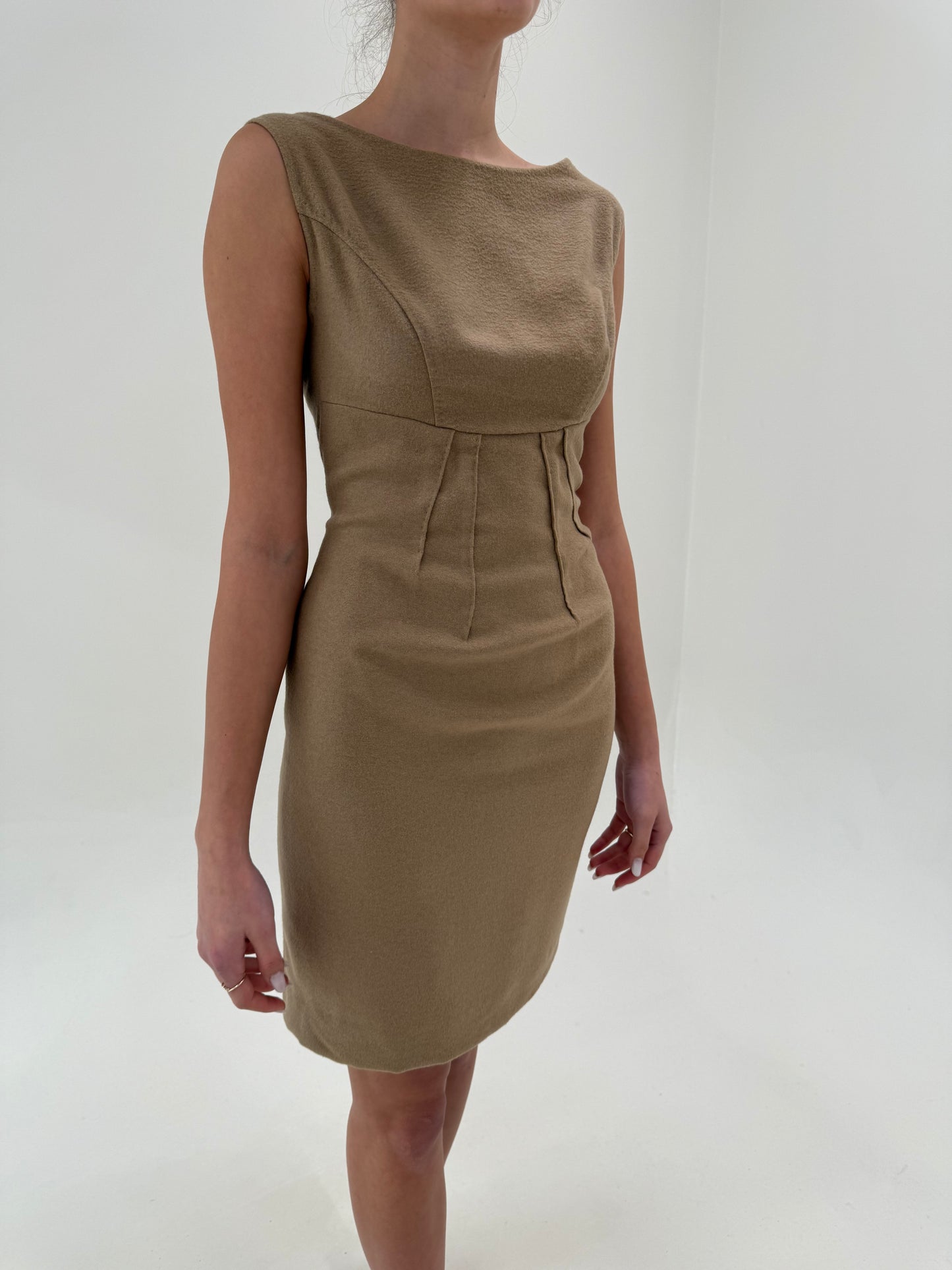 Rochie camel în croi cambrat superb din lana extrafina cu decolteu bărcuță