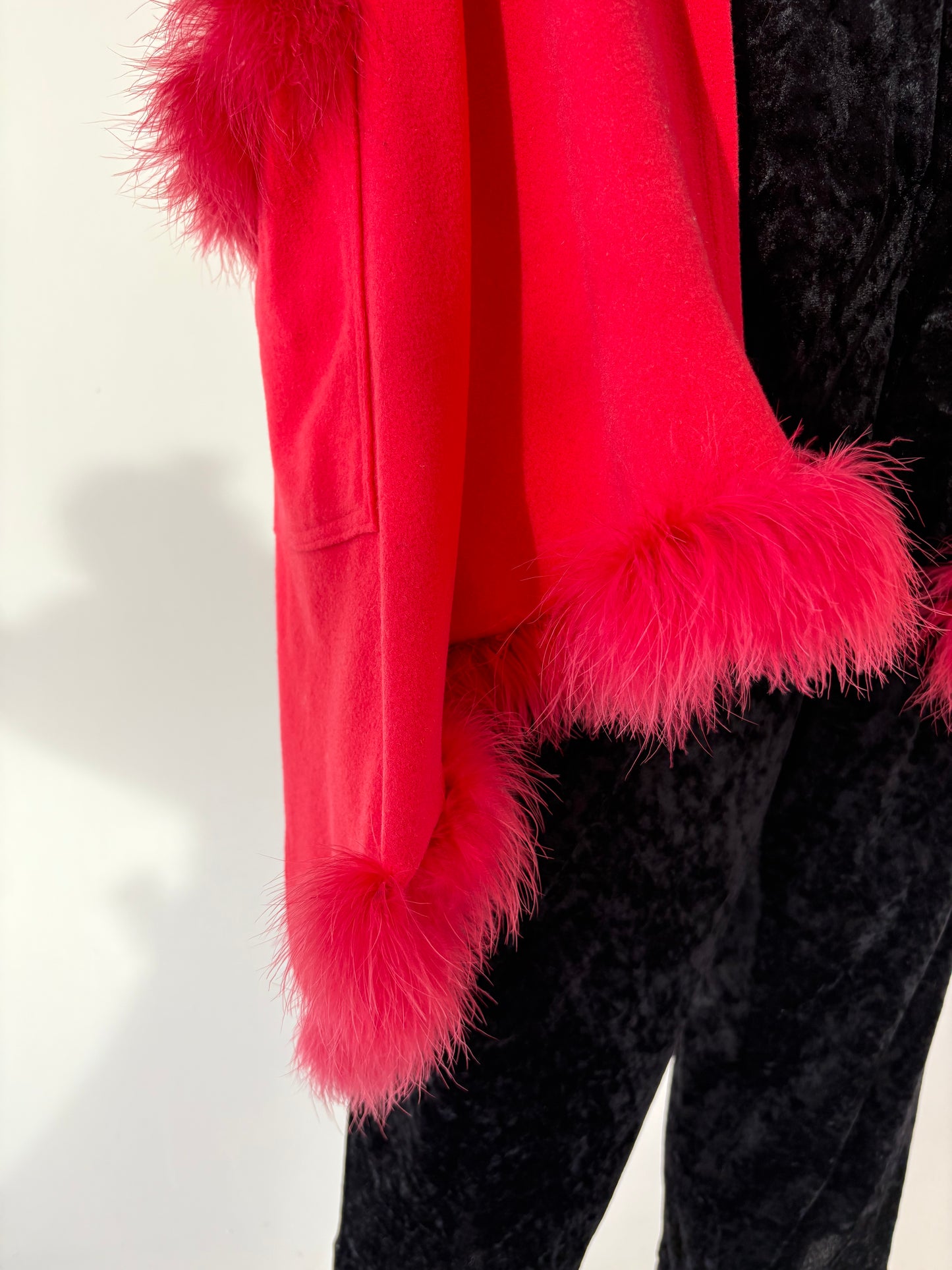 Capa rasberry red din stofă de lana extrafina cu pene naturale