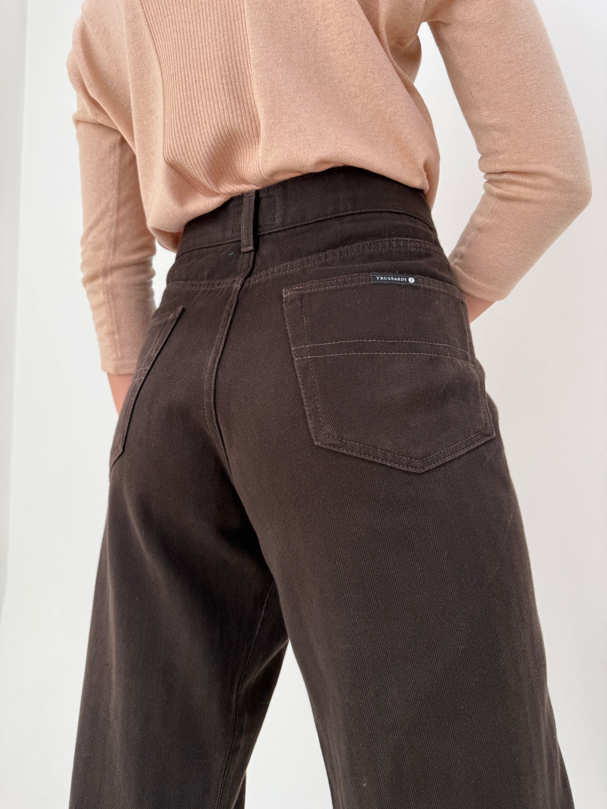 Jeans Trussardi chocolate brown din bumbac gros cu talie ultra înaltă și solduri generoase