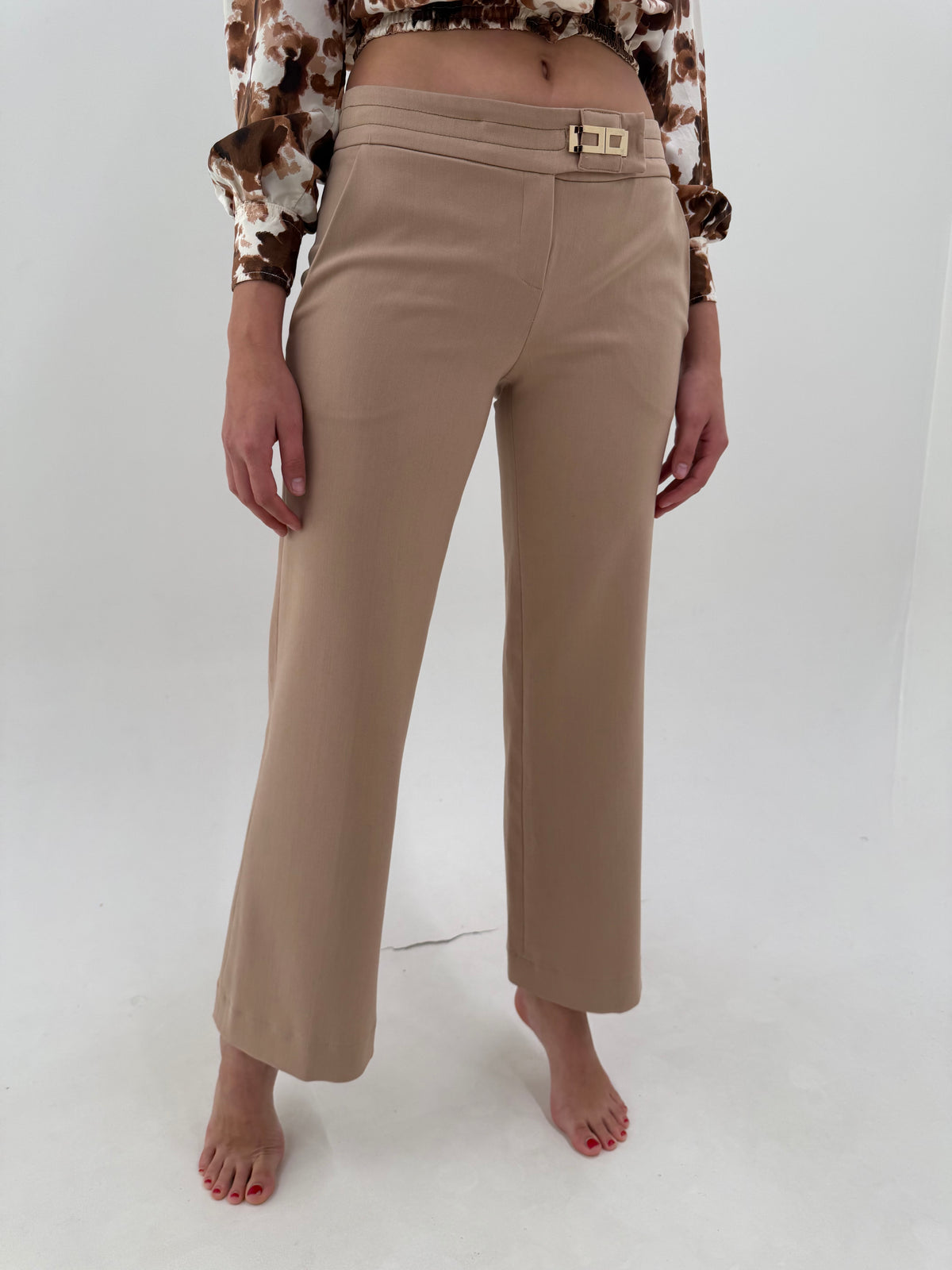 Pantaloni Elisabeta Franchi camel din stofita modelatoare cu accesoriu metalic