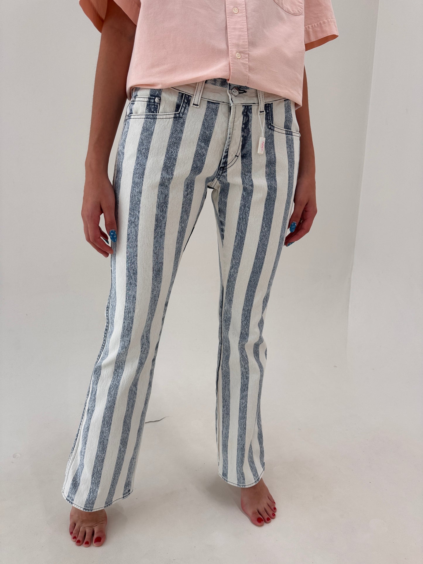 Pantaloni Versace vintage noi cu etichetă evazați tall în dungi super reveniți în trend