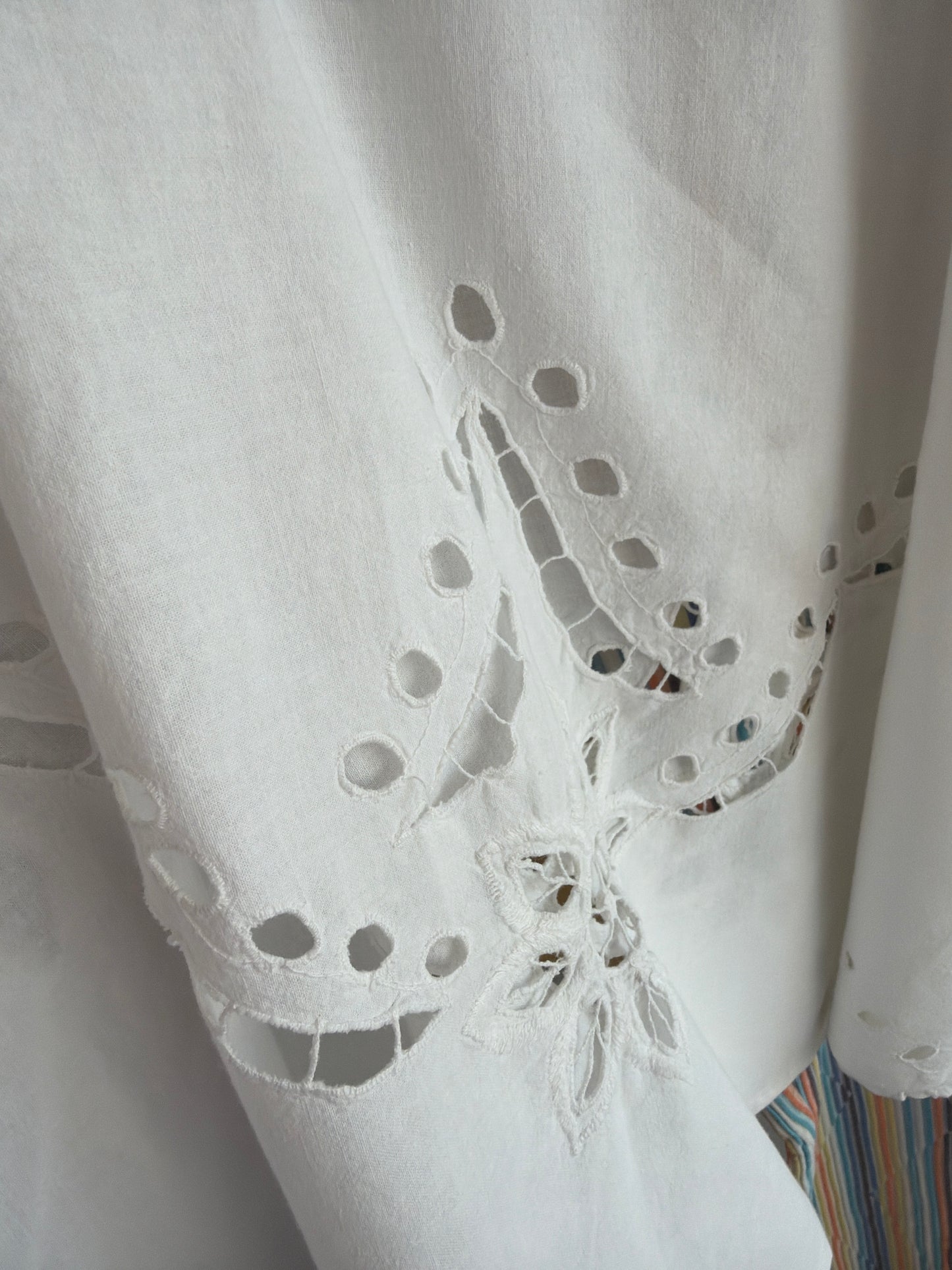Tunica amplă cu broderie manuală excepțională din pânză de bumbac