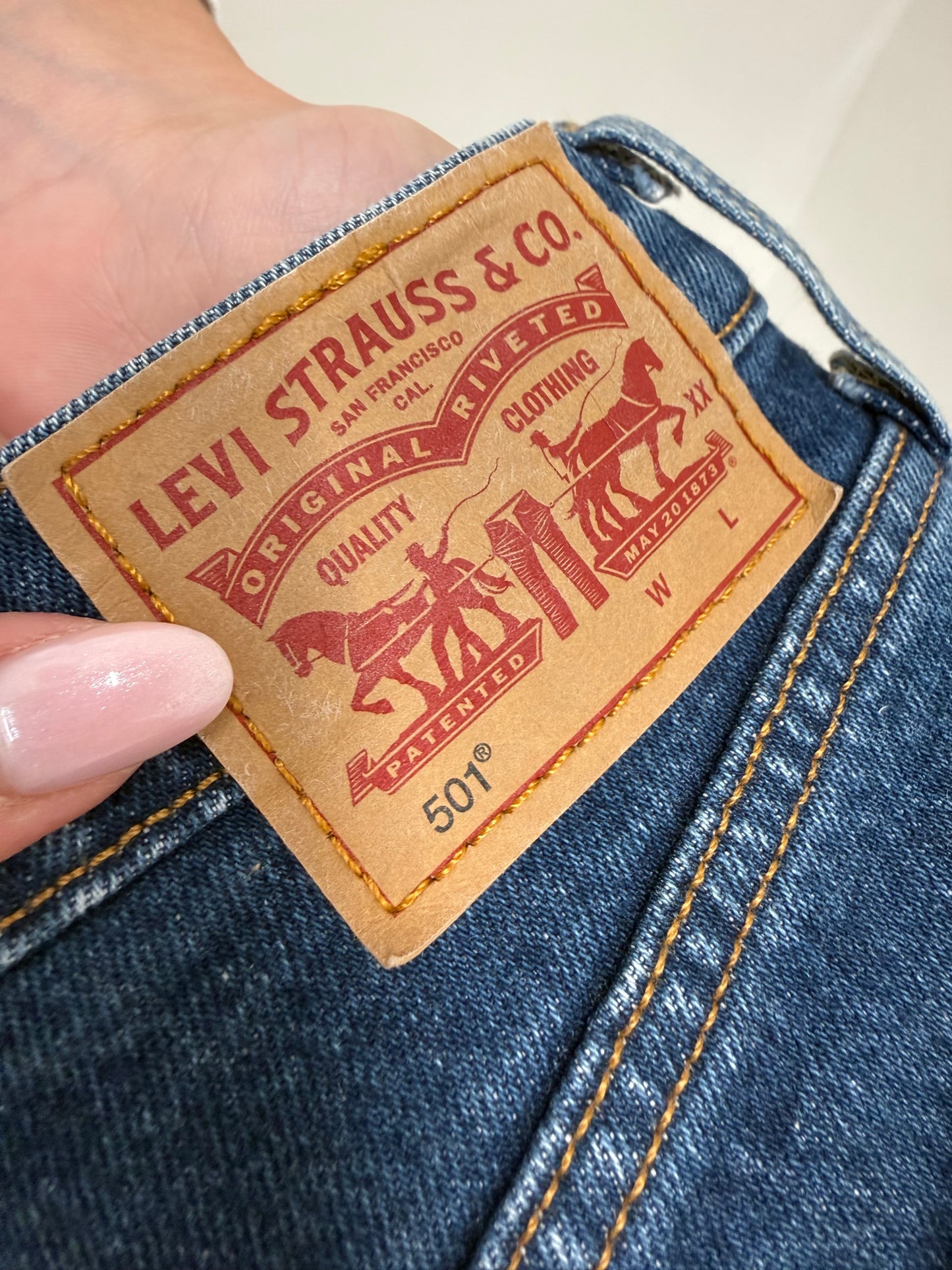 Pantaloni scurți Levi’s din jeans dark wash