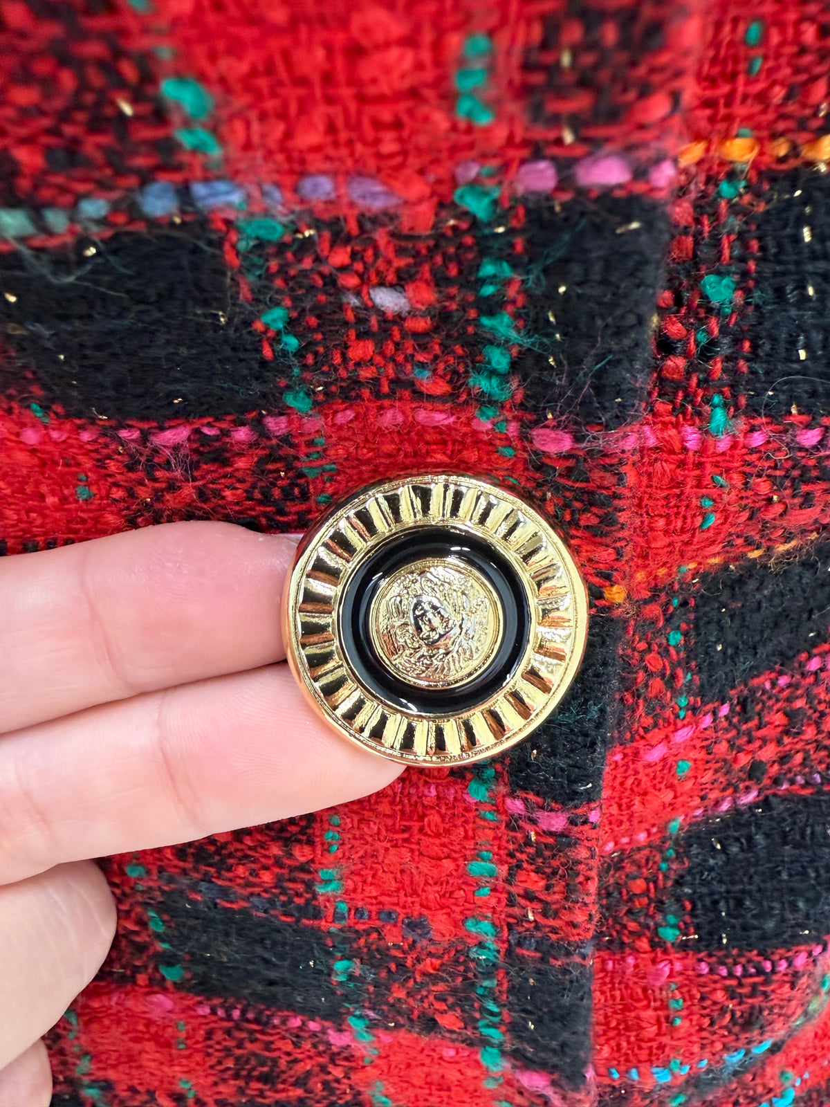 Sacou în stil Chanel din tweed excepțional de lana în culori superbe cu nasturi bijuterie aurii