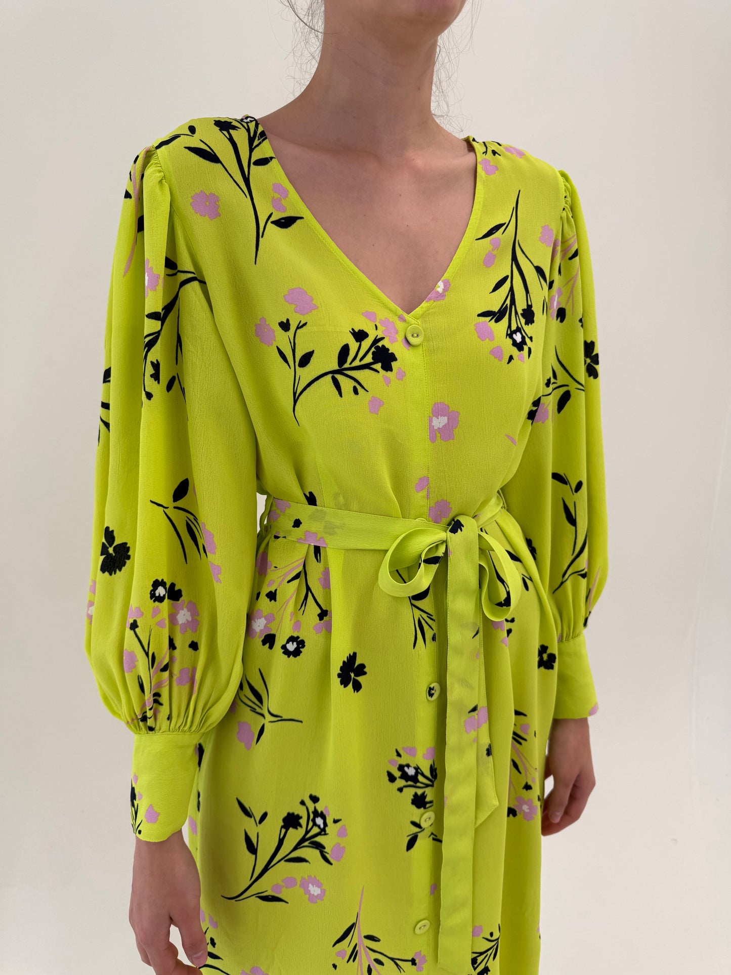 Rochie neon green cu mâneci ultra ample cu manșetă îngustată  și cordon
