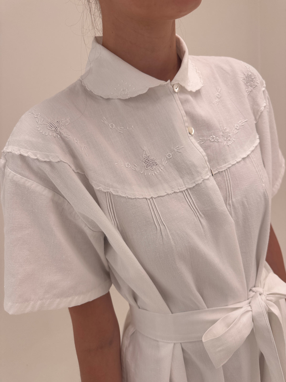Rochie maxi cu broderie manuală din pânză excepțională de in cu cordon