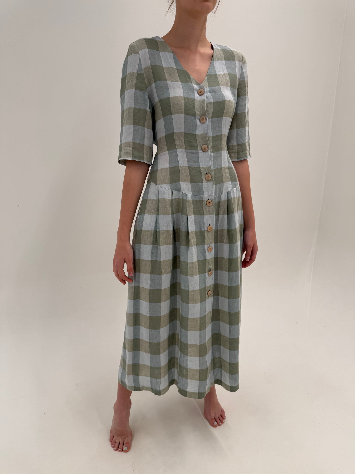 Rochie maxi din pânză de mătase naturală și în cu talie marcată în culori pudrate