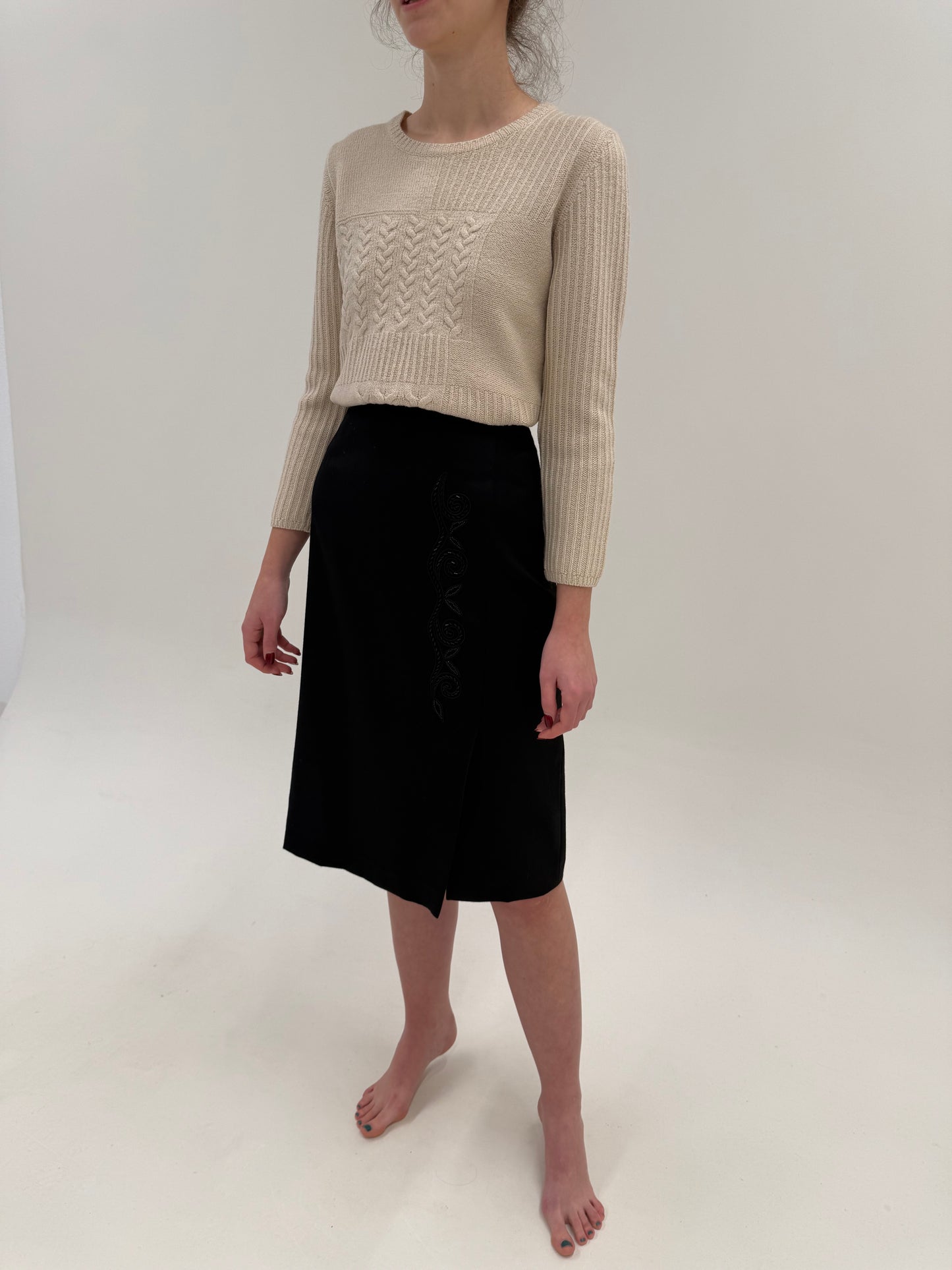 Fustă neagră de la zi la seară cu aplicații manuale din lana extrafina lucioasă