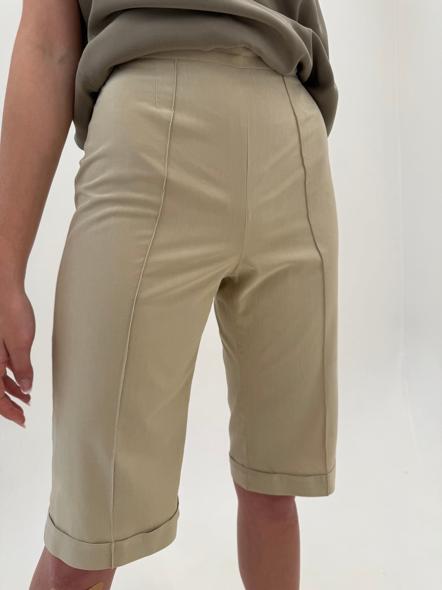 Pantaloni camel din gama Max Mara din panza de mătase naturală