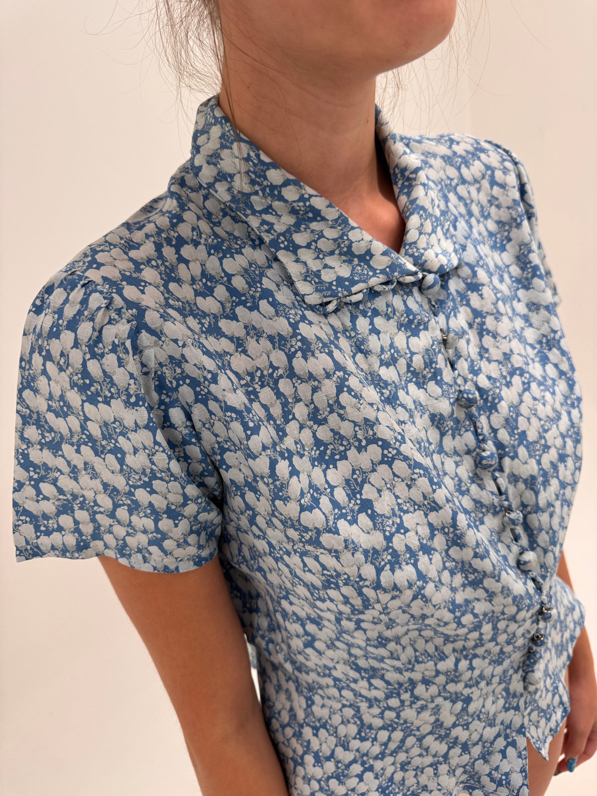 Cămașa vintage cambrata din mătase naturală cu print jeans blue și nasturi îmbrăcați