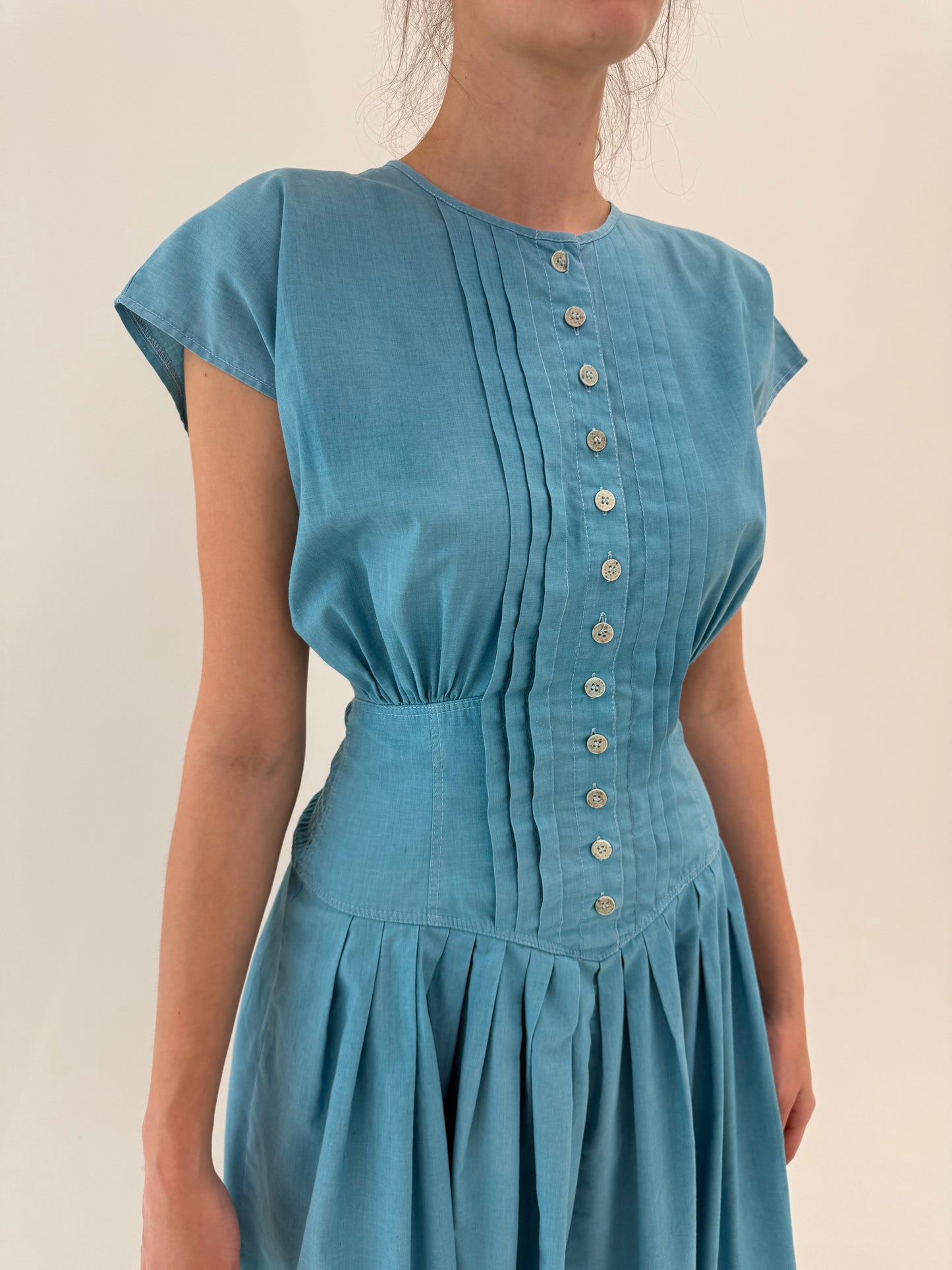 Rochie vintage excepțională albastru ciel din pânză de bumbac cu talie ultra marcată