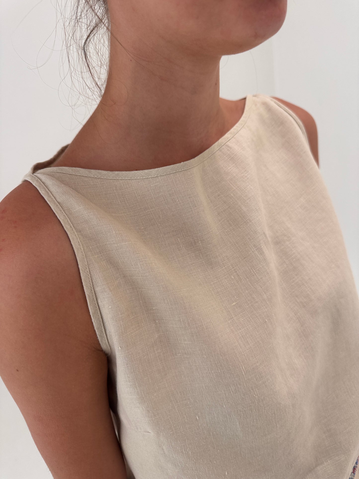Top nude din in premium cu broderie, aplicații manuale și decolteu bărcuță